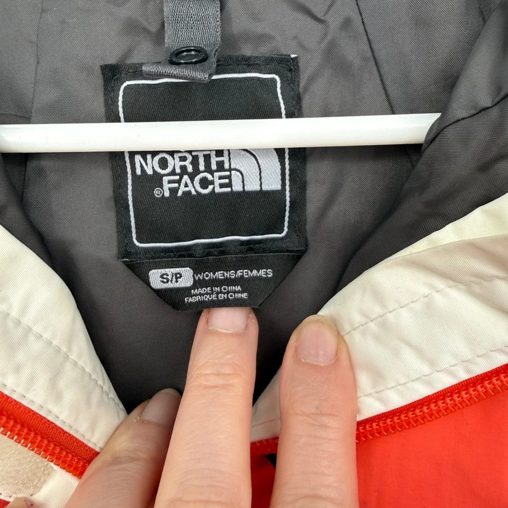 The North Face HyVent Ski Jacket Womens Small Red White Waterproof‎ Hooded Shell